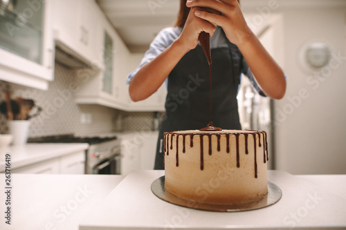 Fotografie Pastry chef making a delicious cake