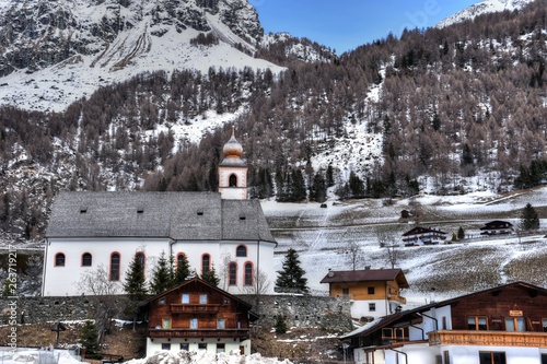 Prägraten, Virgental, Österreich, Osttirol, Kirche, Pfarrkirche, Kirchturm, Sankt Andrä, Kirche, Großvenediger, Winter, Frühling, Schnee, Schneeschmelze, Zwiebelturm, Wiese, Zwiebelhaube, Spitzbogen,  photo