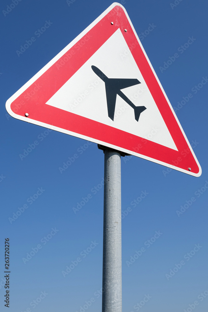 Deutsches Verkehrszeichen: Flugbetrieb - Aufstellung rechts Deutsches Verkehrszeichen: Flugbetrieb - Aufstellung rechts