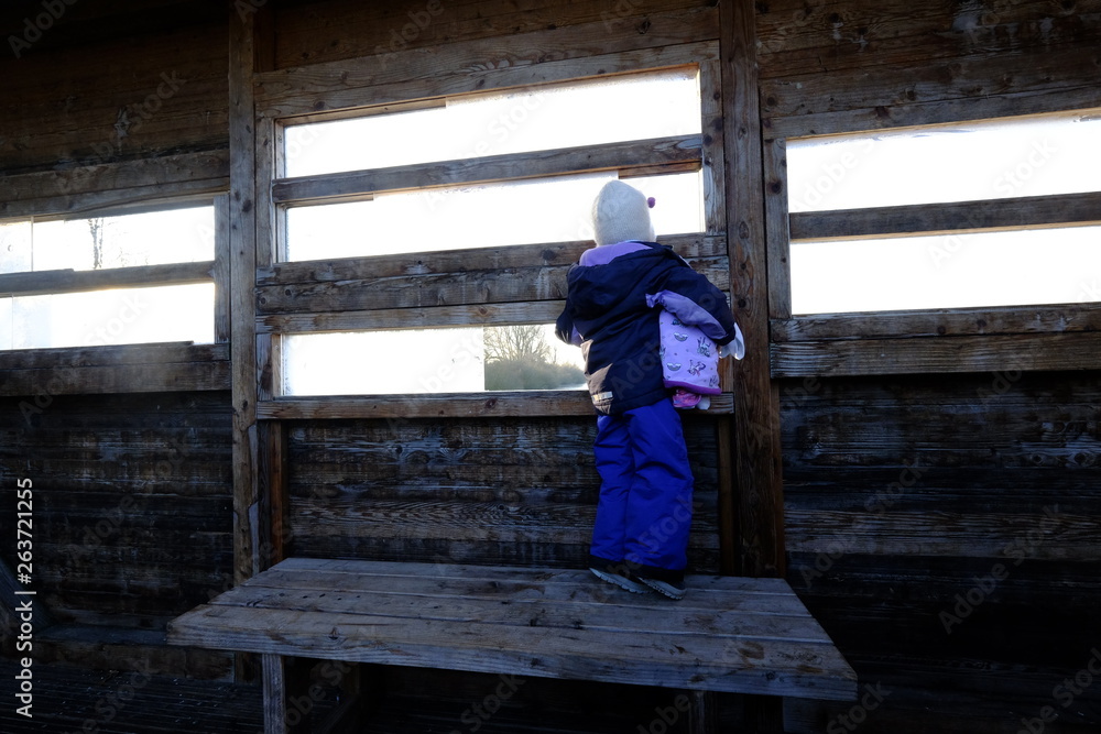 Fototapeta premium a girl looks into the bright light