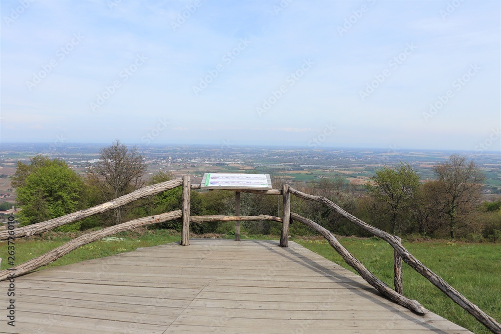 Le Mont Brouilly et ses vignes à Saint Lager située dans le Beaujolais - Département du Rhône - FRance