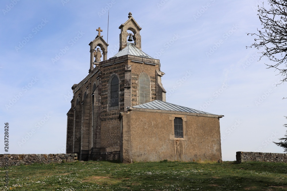 Fototapeta premium Chapelle Notre Dame de Brouilly sur le Mont Brouilly - Village de Saint Lager dans le Beaujolais - Rhône - France