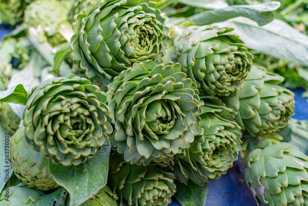 Obraz premium Bunch of fresh raw artichokes heads from artichoke plantation in Argolida, Greece on argicultural market in Nafplio