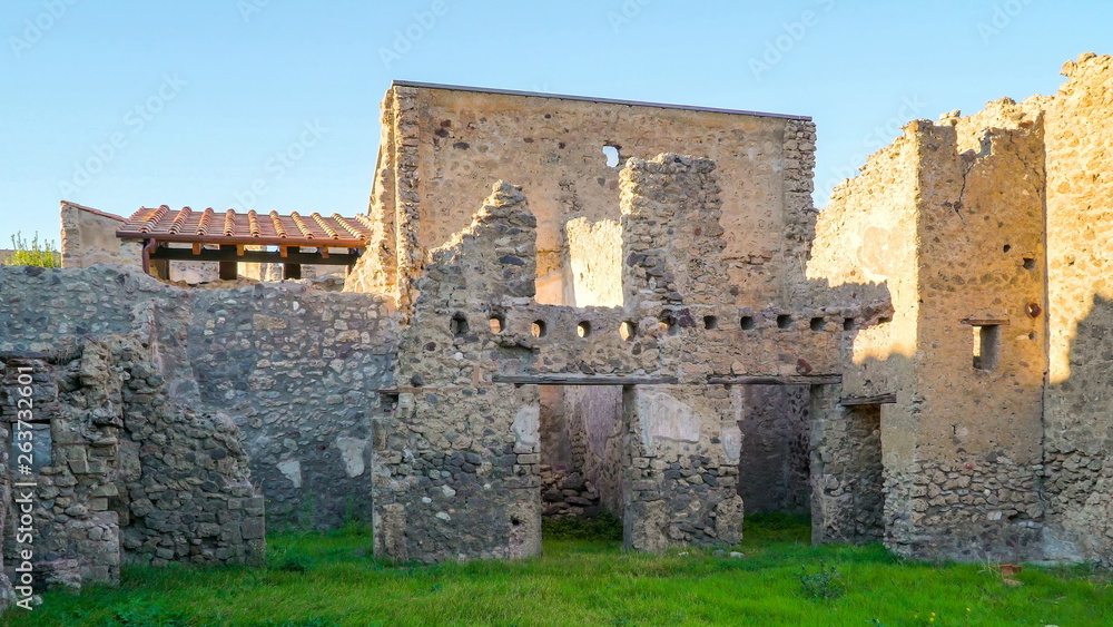 16889_Ruins_on_the_archeological_site_in_Pompeii_Italy.jpg