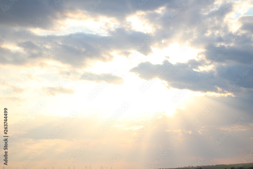 Obraz premium sun behind the clouds