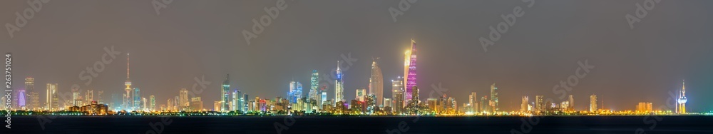 Obraz premium Night skyline of Kuwait City