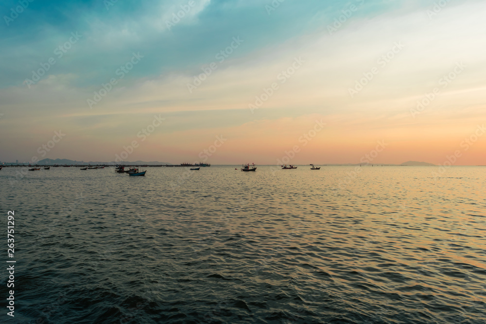 Obraz premium Sea and light during the morning With fishing boats