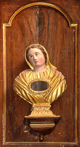 Buste-reliquaire dans la collégiale Notre-Dame et Saint-Pantaléon de Turenne, France photo