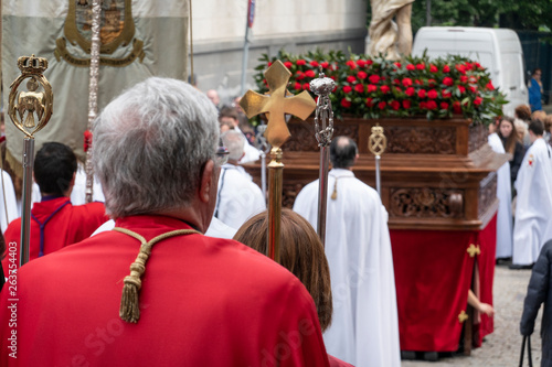 procesión de Semana Santa y los detalles de los trajes y capas que llevan los cofrades
