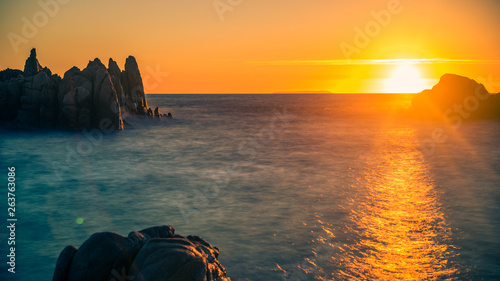 Fototapeta Naklejka Na Ścianę i Meble -  cala sarraina coucher soleil orange