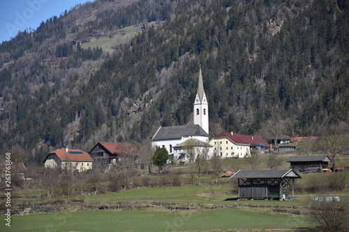 Ainet, Dorf, Osttirol, Kirche, Weg, Feldweg, Frühling, Winter, Kirche, Kreuz, Wegkreuz, Mauer, Steinmauer, Zaun, Weidezaun, Stadel, Baum, Laubbaum, kahl, Lienz, Schobergruppe, Hochschober, Tirol, Öste photo