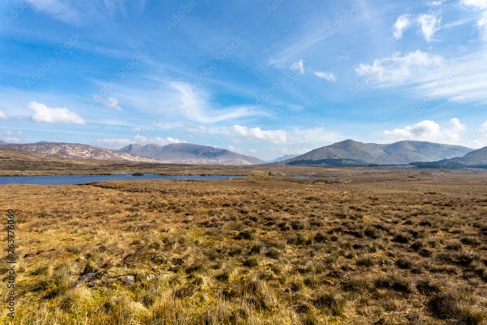 désert naturel d'une plaine en Irlande avec des montagnes en fond