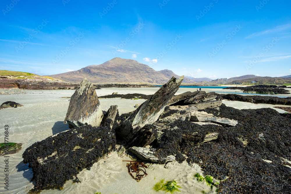 Une plage avec des rochers aux formes originales