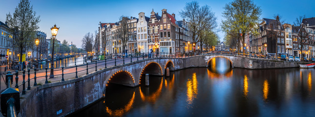 Papier peint photo Des ponts Pont Leidsegracht la nuit à Amsterdam  © Alexey Fedorenko