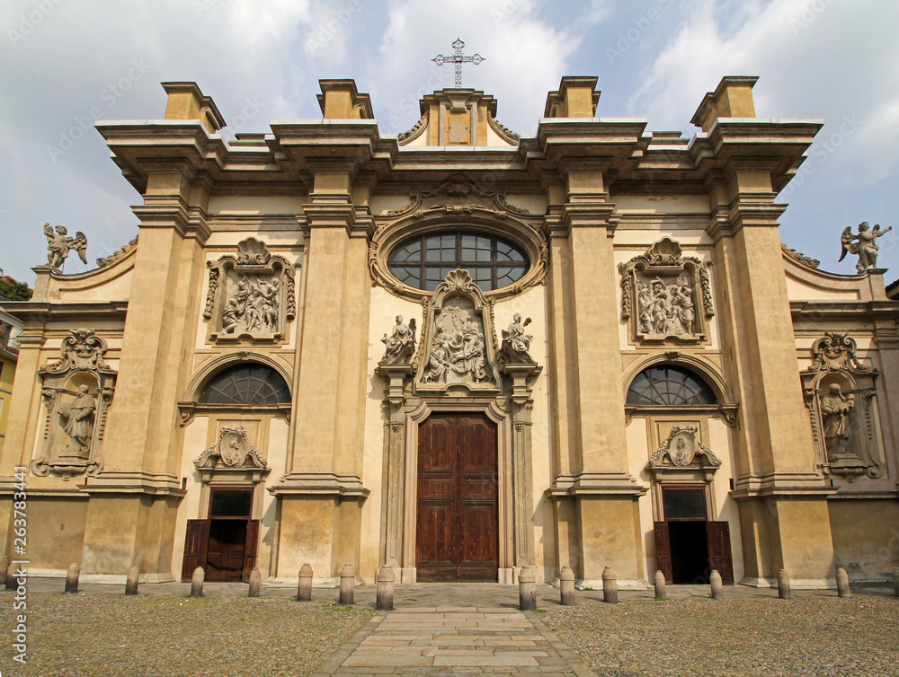 Milano, chiesa di Santa Maria della Passione; la facciata