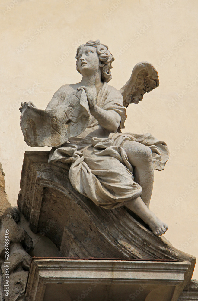 Fototapeta premium Angelo col cartiglio della Croce (INRI); portale centrale della chiesa di Santa Maria della Passione; Milano