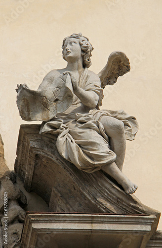 Angelo col cartiglio della Croce (INRI); portale centrale della chiesa di Santa Maria della Passione; Milano