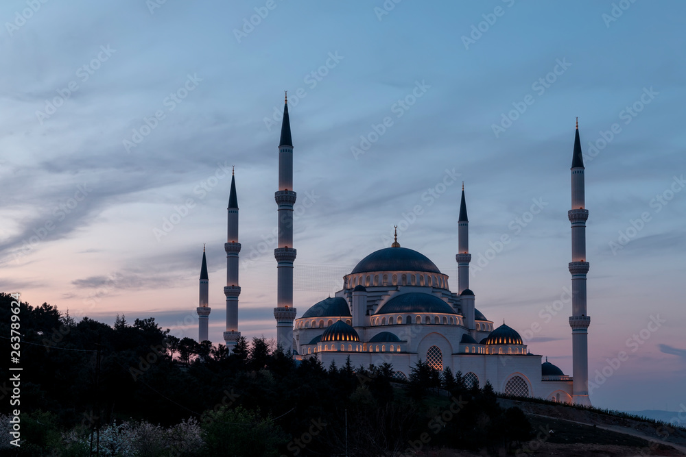 Obraz premium Istanbul Camlica Mosque or Camlica Tepesi Camii, Istanbul, Turkey
