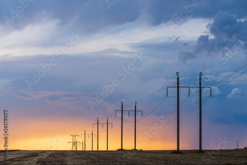 Obraz na płótnie Rural landscape with high-voltage line on sunset w salonie