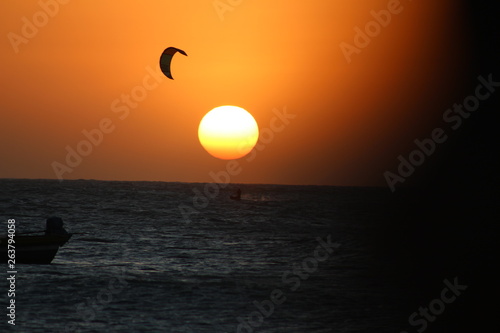 Sunset kitesurf © Johnson