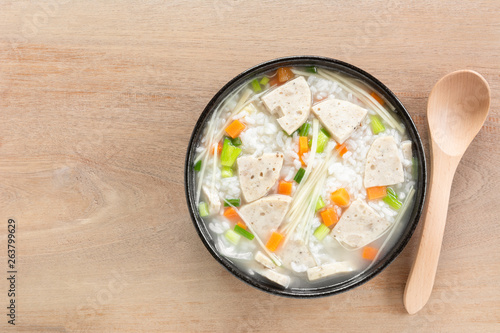 Foto top view of boiled rice with vietnamese pork sausage in a ceramic bowl on wooden table