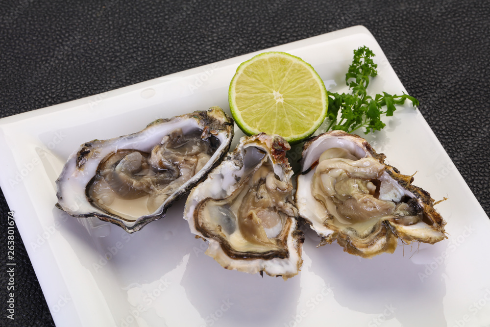 Oysters with lime and parsley Oysters with lime and parsley