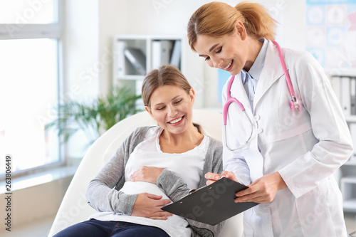 Young pregnant woman visiti...