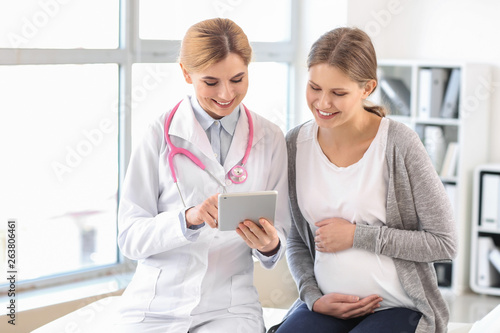 Young pregnant woman visiti...