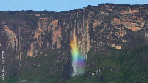 Wallpaper Mural ギアナ高地のロライマ山 滝にかかる虹 Torontodigital.ca