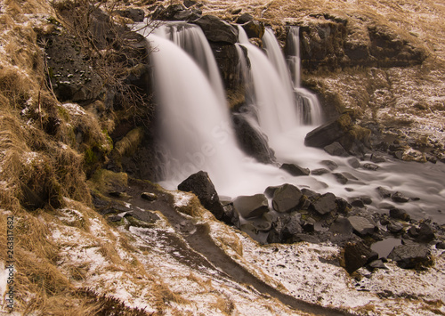 Langzeitbelichtung von einem Wasserfall in Island photo