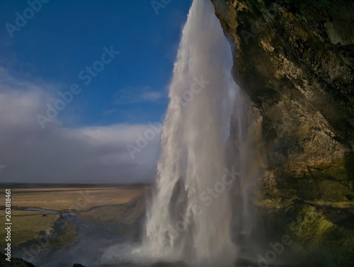 Seljalandsfoss Wasserfall in Island von der Seite