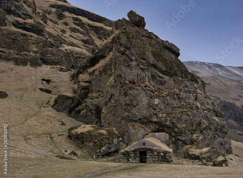 Kleines Haus vor der Rutshellir Höhle in Island photo