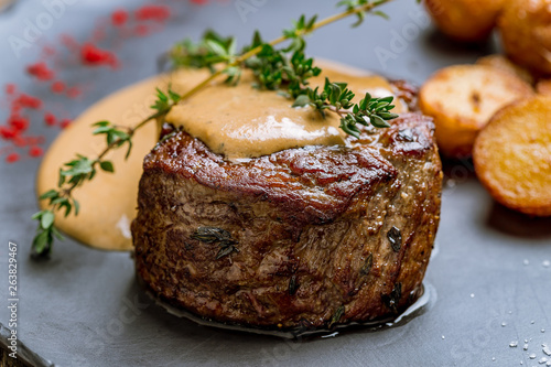 Fotografia grilled steak filet Mignon