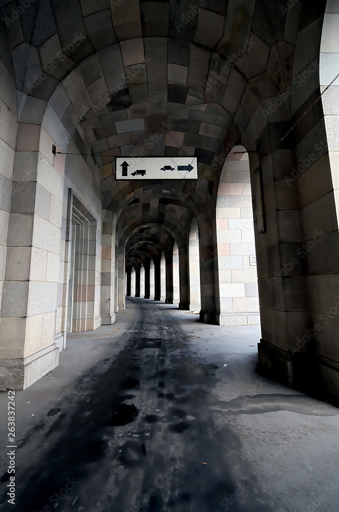 Fototapeta premium Offener Arkadengang in leerem backsteinbau