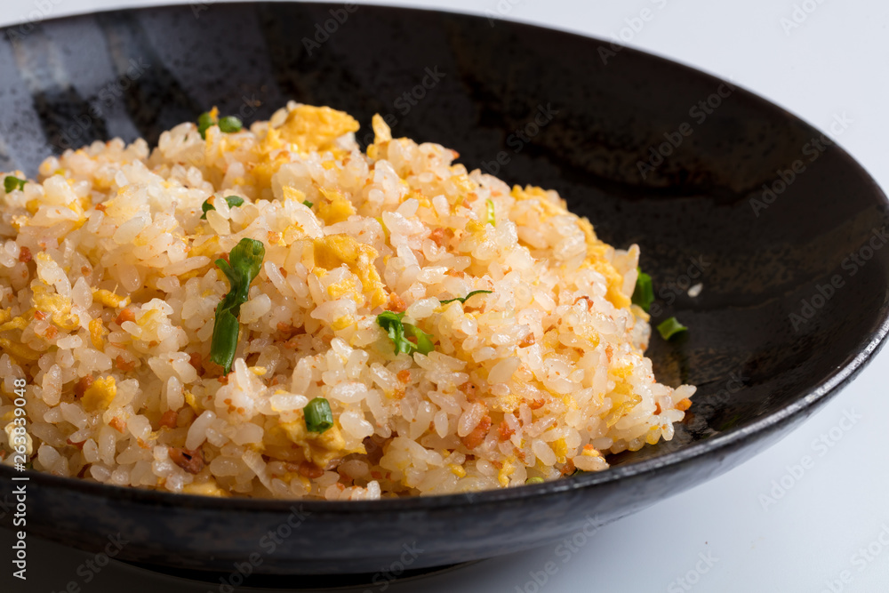 中華料理炒飯を箸であげるパサパサ美味しい子供の大好物 中華料理炒飯を箸であげるパサパサ美味しい子供の大好物