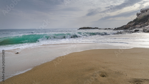 Oleaje y fuerte marejada en una playa de la Costa Brava, Alt Empordà, Cataluña, España