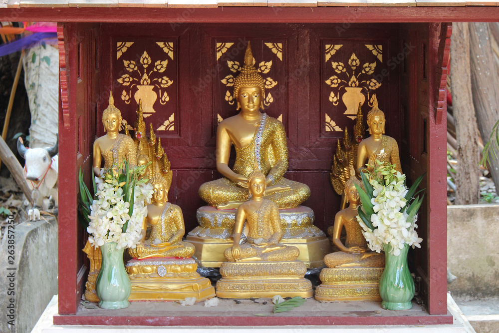 Fototapeta premium statues of buddha in a buddhist temple (Wat Phra That Lampang Luang) in Lampang (Thailand)