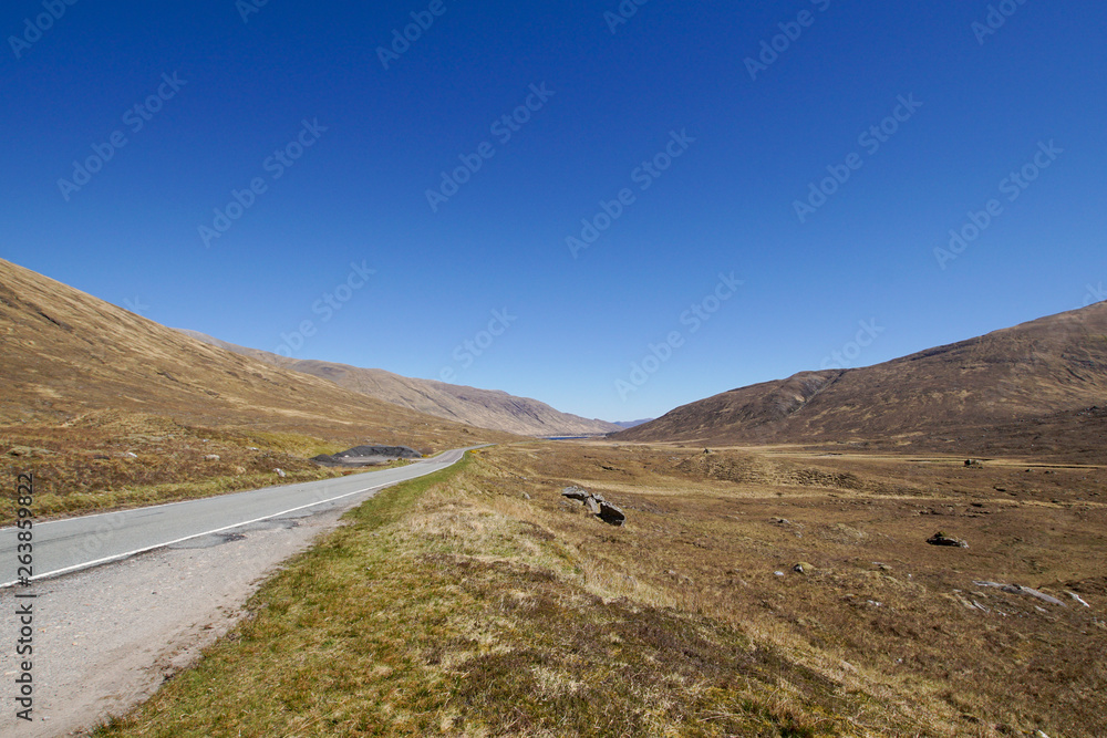 Strasse durch Glen Shiel in Schottland Strasse durch Glen Shiel in Schottland