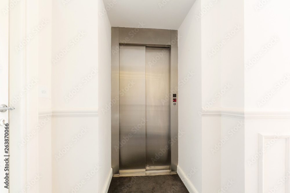 Fototapeta premium Building corridor with elevator