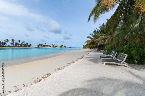 Fototapeta Naklejka Na Ścianę i Meble -  Amazing island in the Maldives ,Beautiful turquoise waters and white sandy beach with  blue sky  background for holiday vacation .