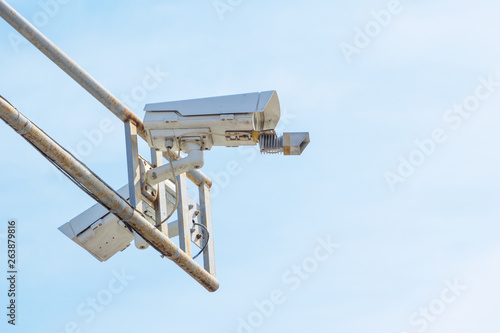 Foto Modern speed control camera close-up on the background blue sky.