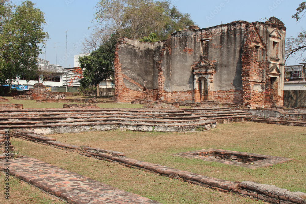 Fototapeta premium ruined building (phaulcon's mansion) in lopburi (thailand)