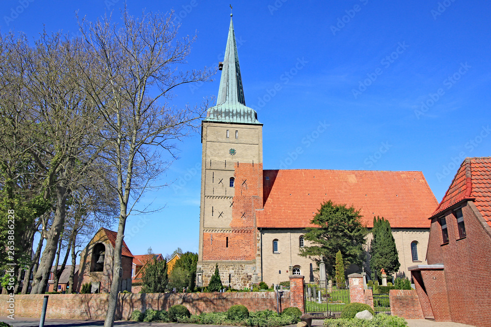 Wremen: Willehardi-Kirche mit Glockenturm (um 1200, Niedersachsen)