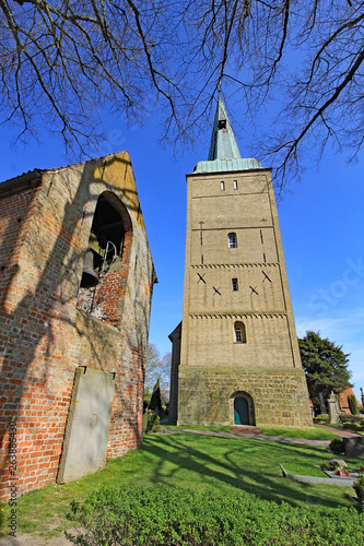 Wremen: Willehardi-Kirche mit Gloickenturm (um 1200, Niedersachsen) photo