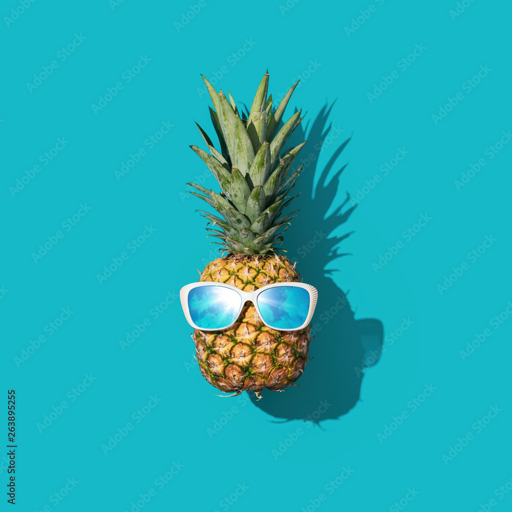 Foto de Funny pineapple with sunglasses do Stock | Adobe Stock