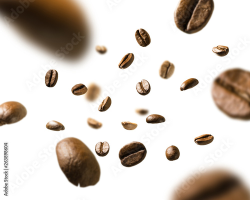 Kawowe fasole w locie na białym tle