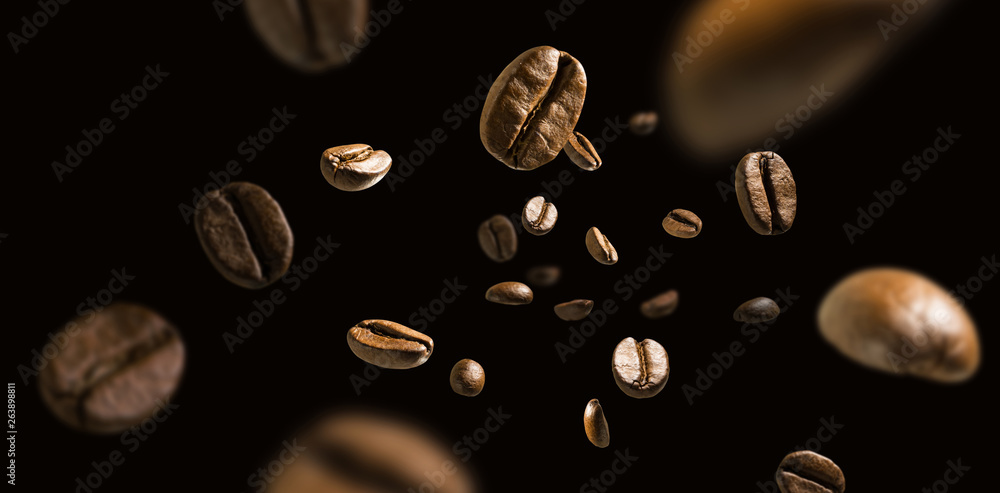 Fototapeta premium Ziarna kawy w locie na ciemnym tle