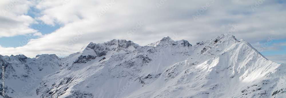 Bergpanorama im Winter in den Alpen