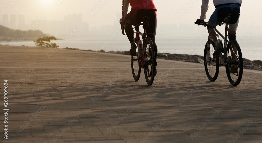 Fototapeta premium cyclists riding mountain bike on seaside