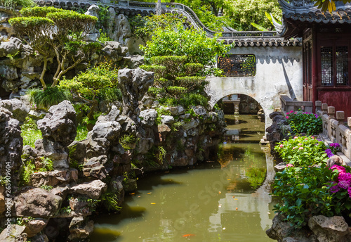 Canvas Print Yuyuan garden (Garden of Happiness) in center of Shanghai China